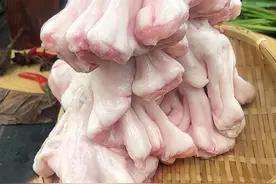 没人要的猪肠“边裙油”，白菜价收高价卖，成为被误解很深的美食图片