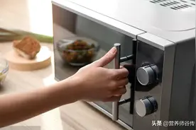 千万别微波加热这4类食物，不是危险就是不健康图片