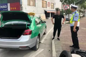 有司机看着换胎工具一筹莫展，有小车P档锁死无法动弹，都被交警轻松解决图片