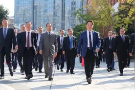 “超霸气”家长会火了，46位家长全是父亲，个个穿西装打领带图片