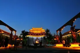 陕西这一“假”古镇颇受好评，家长化身“导游”，为孩子讲解图片