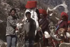 中国唯一女娶男的村子，女方带着彩礼迎娶新郎，男方个个泪流满面图片