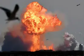 美国星际飞船一飞冲天，轰隆巨响炸成一团火球，降落失控功亏一篑图片