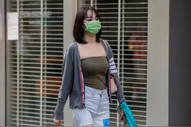 破洞牛仔裤越破越时髦，谁都阻挡不了女生对它的爱图片