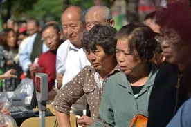 图看老人排队领鸡蛋：硬站几小时，寒风烈日挡不住图片