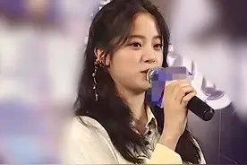 微妙！欧阳娜娜刚说有机会再合作王源，下一秒回答不认识易烊千玺图片