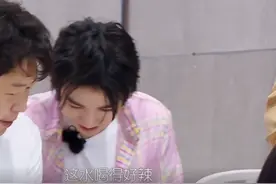 王俊凯喝白酒喊辣，减肥后的腿比赵丽颖还细，脖子上的红印显眼图片