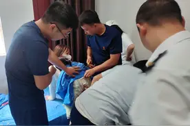 石膏“裤子”坚如磐石，医生束手无策，消防客串医生将其慢慢“脱下”图片