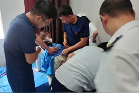 石膏“裤子”坚如磐石，医生束手无策，消防客串医生将其慢慢“脱下”图片