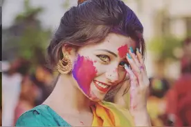 走红全球的琥珀眼女孩营业了！拍两支印度土味风爱情MV，观感雷人图片