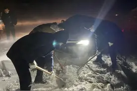 群众被困2800米艾肯达阪，和静民警夜战风雪急救援图片