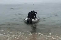 大雾弥漫的海面传来大声呼救，方向不明，一艘皮划艇破雾而出图片