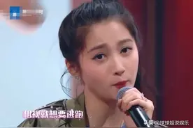 关晓彤仗着腿长就任性！让舞伴都穿白丝袜，自己穿直筒裤碾压众人图片