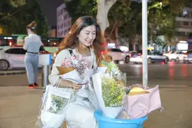 青年练摊淘金：美女卖花被人撵 护士白天拿针管晚上卖饰品图片