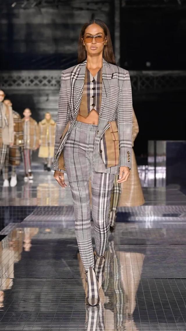 女明星秋季撞衫的第一件单品，我再也不说它鸡肋了