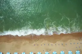 黄金海岸变身足球场 明星大咖齐聚秀球技图片
