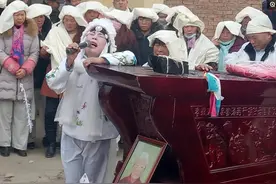 河南农村专业哭灵人，一年哭几十场磕上万个头，能挣好几万图片