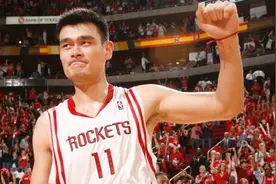 17岁姚明和乔丹同场竞技，一言不合狂送盖帽，乔丹：他才17岁？图片