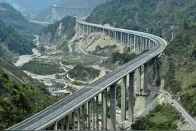 基建狂魔又一典范，斥资160亿打造雅西高速，堪称公路史上的奇迹图片