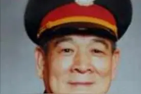 “父子将军”：父亲是中将，儿子是少将，还一起并肩作战过。图片