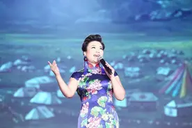 她25次登上春晚的舞台，她没有结过婚，她把爱都给了歌唱和观众图片