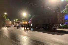 凌晨大货车追尾环卫洒水车 黄石消防紧急救援图片