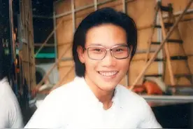 52岁苏永康扶年迈老母外出就餐，近照爆肥明显，身材臃肿难辨认图片