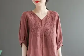 婆婆真会穿，穿上"贡缎绣花衫"，气质美嫩的不像中年人图片