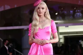 安雅穿长裙亮相电影节，甜美容颜驾驭死亡芭比粉，网友：真人芭比图片