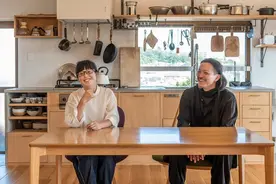 日本夫妻有远见，客厅不买沙发不要茶几，70㎡比大平层还要宽敞图片