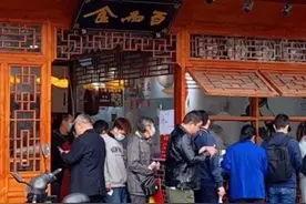 成都这家包子铺太牛了，包子2.5元一个，有叔叔孃孃带板凳排队图片