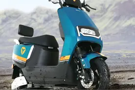 雅迪发布新款电摩，配备扩充大容量电池，一次充电可以跨城骑行图片