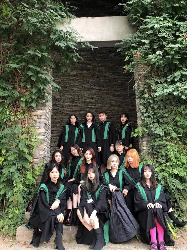 中央美院的学士服美上热搜！这是什么神仙毕业现场？