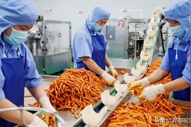 实拍河南辣条厂里农民工真实生活，月入七千，吃住环境让人难想象图片