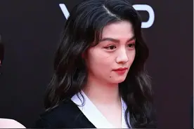 电影节红毯生图比美：春夏疲惫无星味，黄晓明皮肤粗糙，童瑶艳压图片