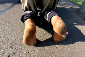 真正的苦行僧释正弘，三步一拜，走完4大名山，脚上茧比鞋底还硬图片