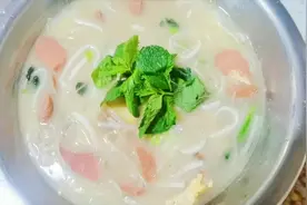 薄荷入菜你吃过哪些菜？今天分享薄荷"吐白火"薄荷三鲜汤图片