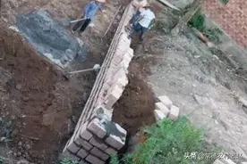 在农村修建挡土墙，由于修建操作方法不对，有不少人都吃了哑巴亏图片