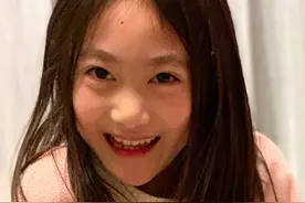 李小鹏为女儿庆9岁生日，奥莉圆脸变方脸，眼神变成熟太像妈妈图片