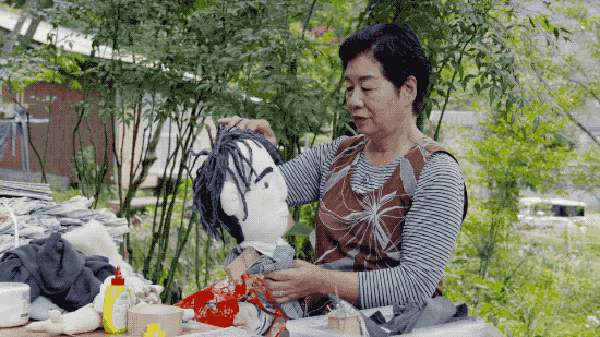 日本有个恐怖村庄，奶奶按照逝者原型做了300个人形，日夜陪自己