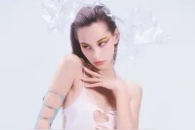 日本女星写真超大胆！穿金属内裤太狂野，全身仅靠几块薄布遮盖？图片