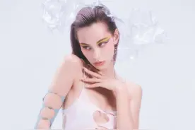 日本女星写真超大胆！穿金属内裤太狂野，全身仅靠几块薄布遮盖？图片