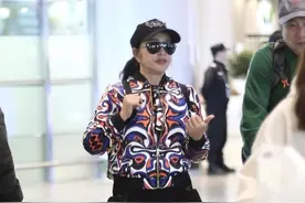 68岁刘晓庆可真潮，穿花棉袄配萝卜裤走机场，看到小腿我酸了图片