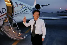 中国第一架私人飞机的拥有者，家中豪车太多，停车场都达100米长图片