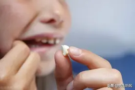 农村儿童换乳牙时，为什么上牙扔到地下，而下牙要扔到屋顶上？图片