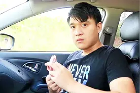 美女穿裙子学车，上来就拿出500块钱，把教练吓得直哆嗦