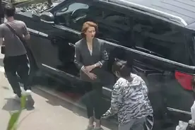 高圆圆夏天穿长款大衣拍戏，两名助理撑伞提鞋，网友：派头很大图片