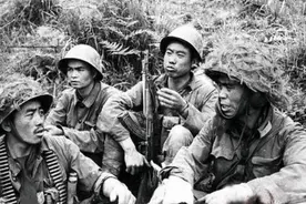 哨兵见有人接近，二话不说开枪射击，没想到倒下的是连长图片