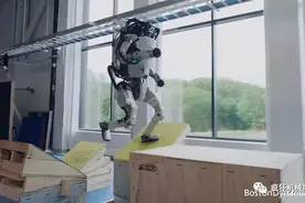 波士顿动力机器人跑酷新技能，可以后空翻跨栏，通过障碍如履平地图片