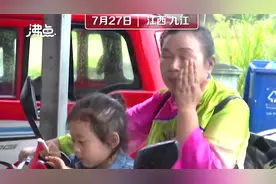 抗洪官兵趁凌晨离开，村民携带满筐鸡蛋水果敲锣送行没赶上后哭了图片